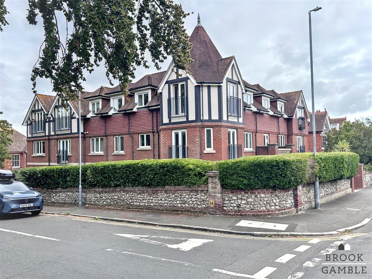 2 Bedroom Flat. Carew Road in Eastbourne,  11